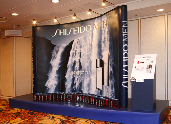 SHISEIDO MENの記念品ディスプレイ